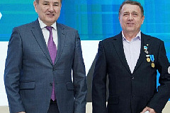 Областной аким ВКО Нурымбет Аманович Сактаганов вручил Главному энергетику ГКП «Өскемен Водоканал» Польникову Виктору Ивановичу медаль «Электр энергетикасы саласына қосқан үлесі үшін».